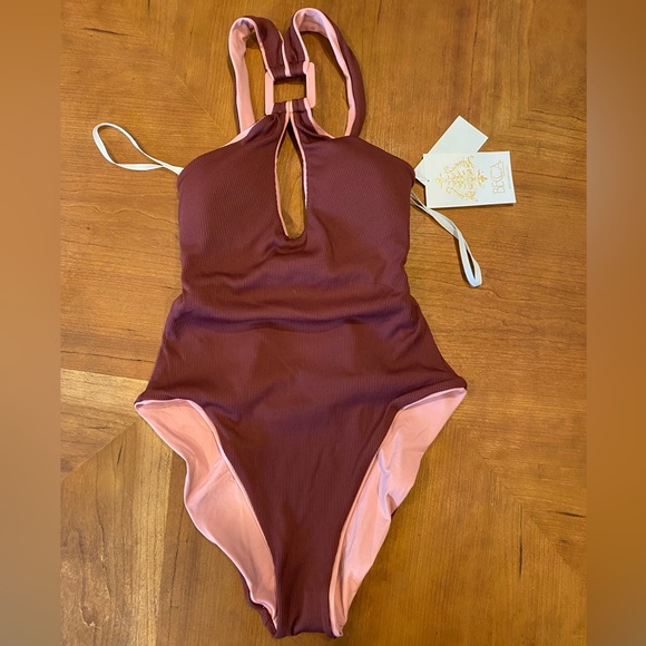 Becca one piece - Picture 2 of 4